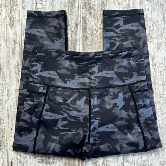 Zyia Active Black Camo Shine Light and Tight High Waist Capri Athletic Leggings - Picture 1 of 6